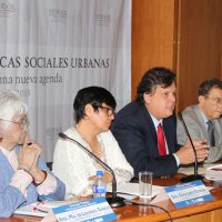 De izquierda a derecha: Lourdes García, Facultad de Arquitectura UNAM; Silvia López Estrada, El Colegio de la Frontera Norte; Edgar Oláiz, SEDESOL; Arturo Mier y Terán, Colegio de Arquitectos de la Ciudad de México y Jessica Bautista, PUEC-UNAM durante la Mesa  de Pobreza Urbana y políticas públicas.