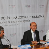 De izquierda a derecha: Enrique González Tiburcio de SEDESOL, Juan Carlos Lastiri Quirós, Subsecretario de SEDESOL y Alicia Ziccardi, directora del PUEC-UNAM en la clausura.