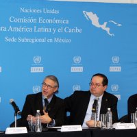 De izquierda a derecha: Juan Carlos Moreno Brid, CEPAL-México; José Luis Samaniego, CEPAL-Chile; Leonardo Lomelí, Facultad de Economía UNAM y Willi Zapata, CEPAL-México.