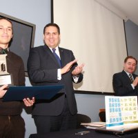 De izquierda a derecha: Gustavo Andrés Manzano Bossio, Primer Lugar en la categoría de Tesis de Maestría de la Universidad de los Andes, Colombia y Fernando Diarte, Infonavit.