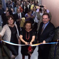 De izquierda a derecha: Alicia Ziccardi, directora PUEC-UNAM, Estela Morales, Coordinadora de Humanidades UNAM y Marcos Mazari, director de la Facultad de Arquitectura UNAM inaugurando la exposición.