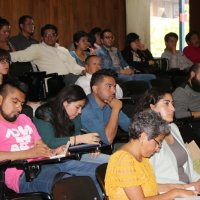 Asistentes en una Mesa