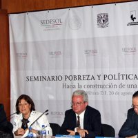 De izquierda a derecha: Enrique Minor Campa de CONEVAL, Alicia Ziccardi del PUEC-UNAM, Pablo Yanes de CEPAL y Leonardo Lomelí de la Facultad de Economía UNAM