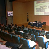 Ponencia del Dr. Juan Pablo Antún del Instituto de Ingeniería de la UNAM en el Auditorio José Luis Sánchez Bibriesca de la Torre de Ingeniería, Ciudad Universitaria.