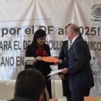 Dr. José Narro haciendo entrega del documento “Propuestas para el desarrollo económico, social y urbano en el Distrito Federal” a la Dip. Alejandra Barrales, Presidenta de la Comisión de Gobierno de la Asamblea Legislativa del Distrito Federal.