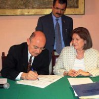 Gabino Carbajo Zúñiga, Secretario del Ayuntamiento de Guanajuato, y Alicia Ziccardi, Directora del Programa Universitario de Estudios sobre la Ciudad de la UNAM (PUEC-UNAM), durante la firma del convenio de colaboración.