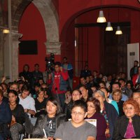 Público asistente a la presentación del libro y el documental Trayectorias de vida de las mujeres comerciantes de La Merced en Casa Talavera, centro histórico.