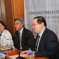 De izquierda a derecha: Alicia Ziccardi, directora del PUEC-UNAM; Enrique González Tiburcio de SEDESOL y Leonardo Lomelí, Director de la Facultad de Economía UNAM durante la inauguración del Seminario.