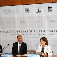 De izquierda a derecha: Enrique González Tiburcio de SEDESOL, Juan Carlos Lastiri Quirós, Subsecretario de SEDESOL y Alicia Ziccardi, directora del PUEC-UNAM en la clausura.